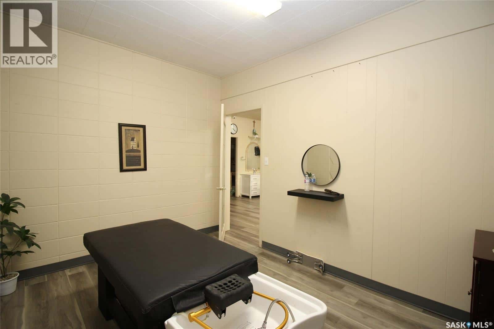 254 Centre STREET — Shaunavon, Saskatchewan - Photo 3 of 14