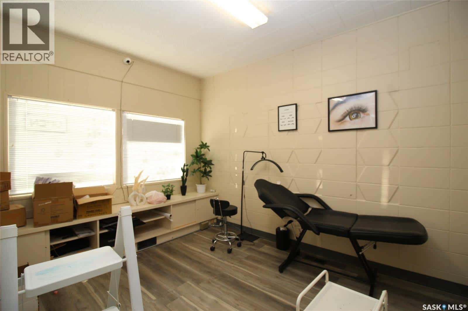 254 Centre STREET — Shaunavon, Saskatchewan - Photo 4 of 14