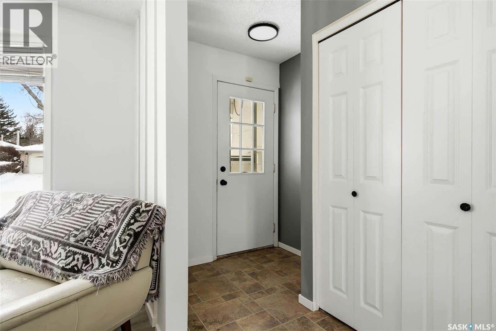 15 Rutley STREET — Regina, Saskatchewan - Photo 3 of 37