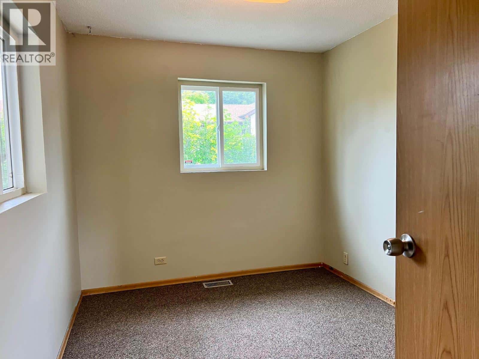 141 15th Avenue N — Creston, British Columbia - Photo 4 of 20