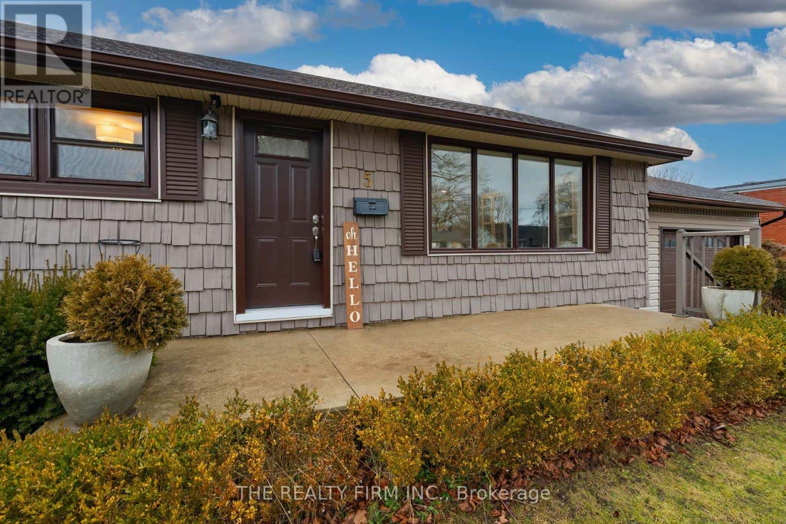 5 MONTCALM STREET N — St. Thomas, Ontario - Photo 3 of 48