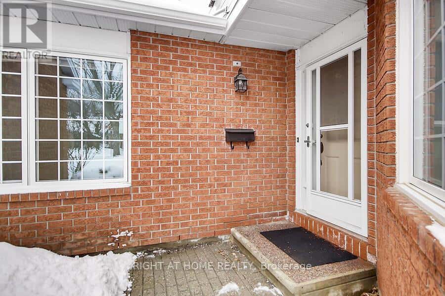 17 - 38 KETTERING — Ottawa, Ontario - Photo 3 of 45