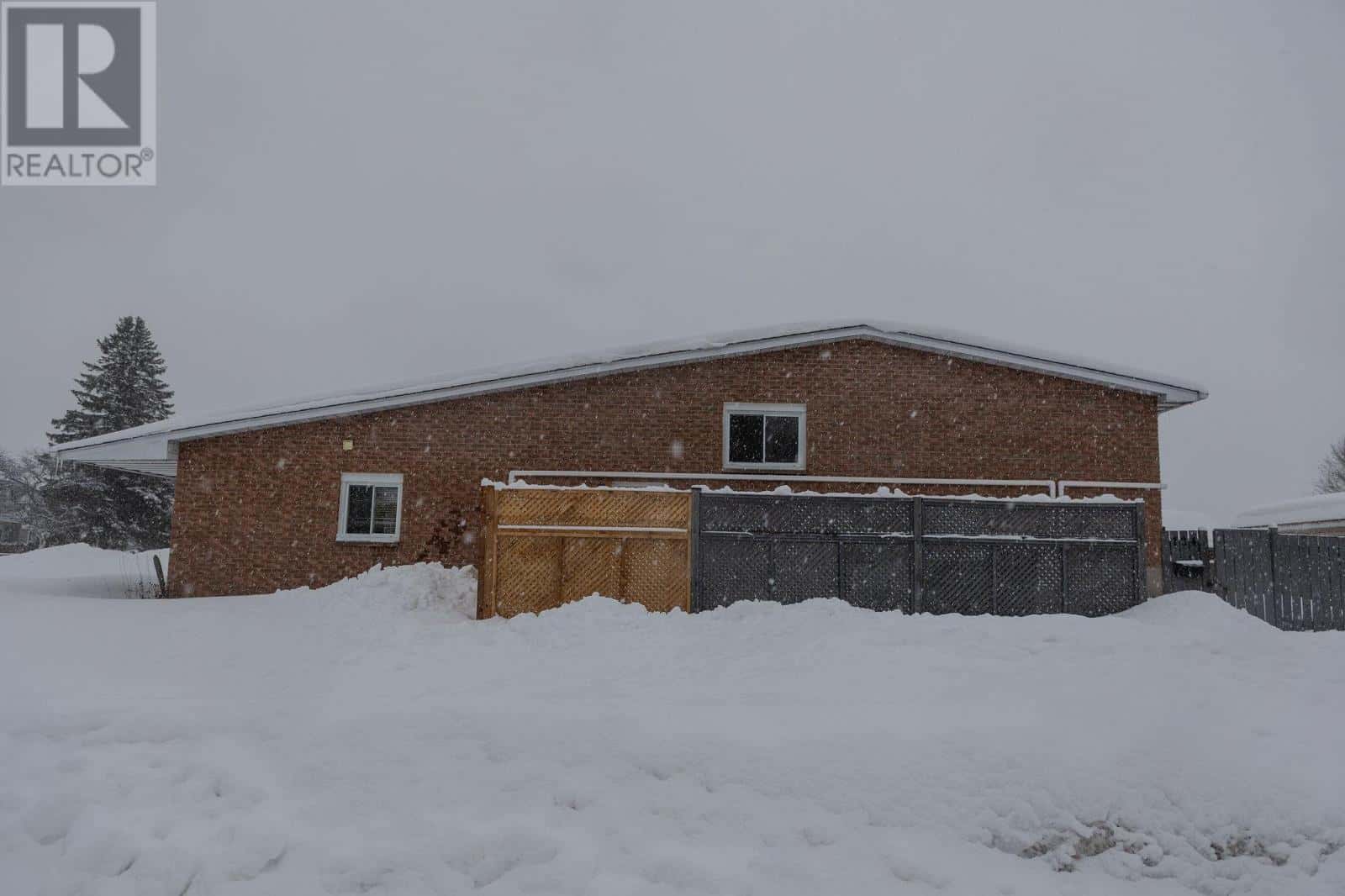 124 Sutton PL — Sault Ste. Marie, Ontario - Photo 3 of 38