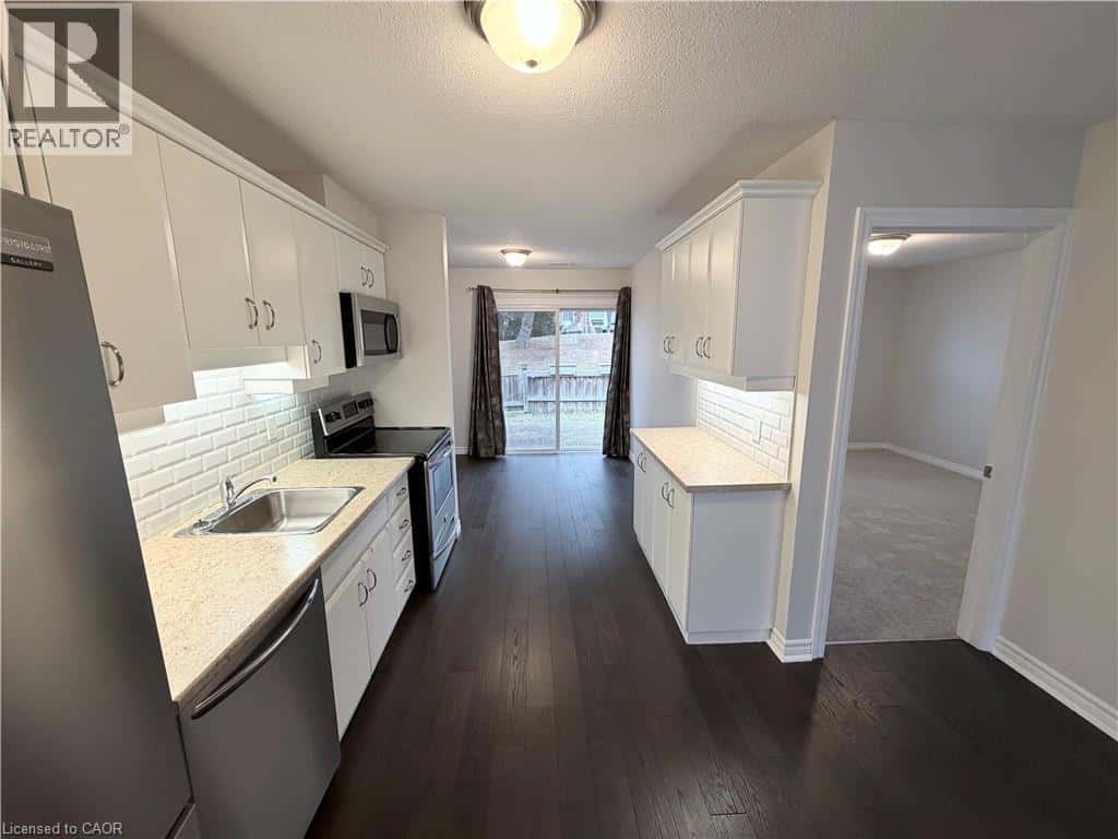 19 MCKENNA Court — Hamilton, Ontario - Photo 4 of 17