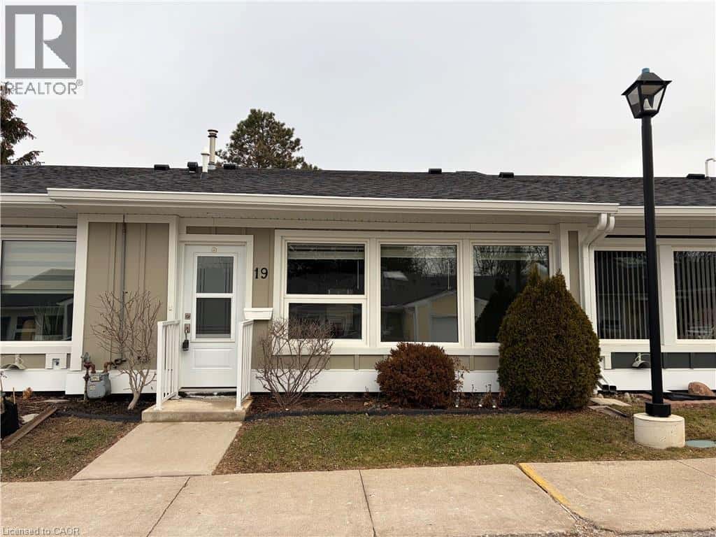 19 MCKENNA Court — Hamilton, Ontario - Photo 2 of 17