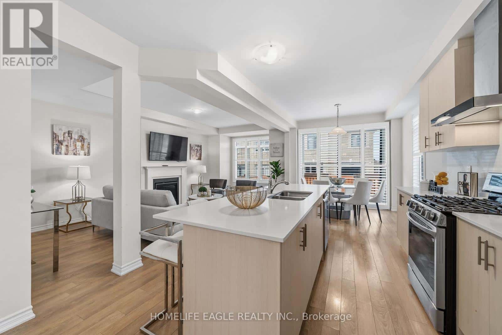 20 VIOLA STREET — East Gwillimbury (Sharon), Ontario - Photo 3 of 28