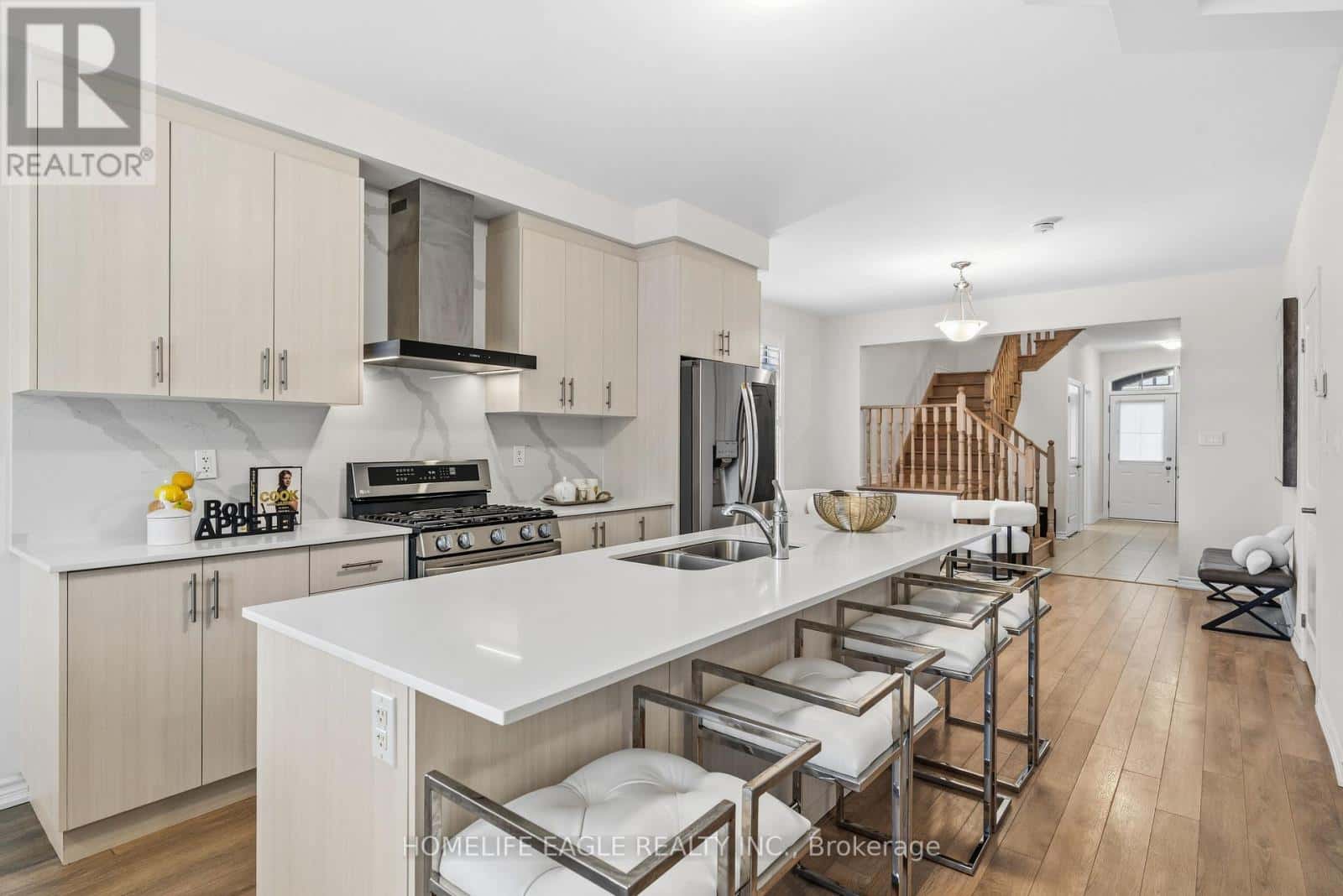 20 VIOLA STREET — East Gwillimbury (Sharon), Ontario - Photo 4 of 28