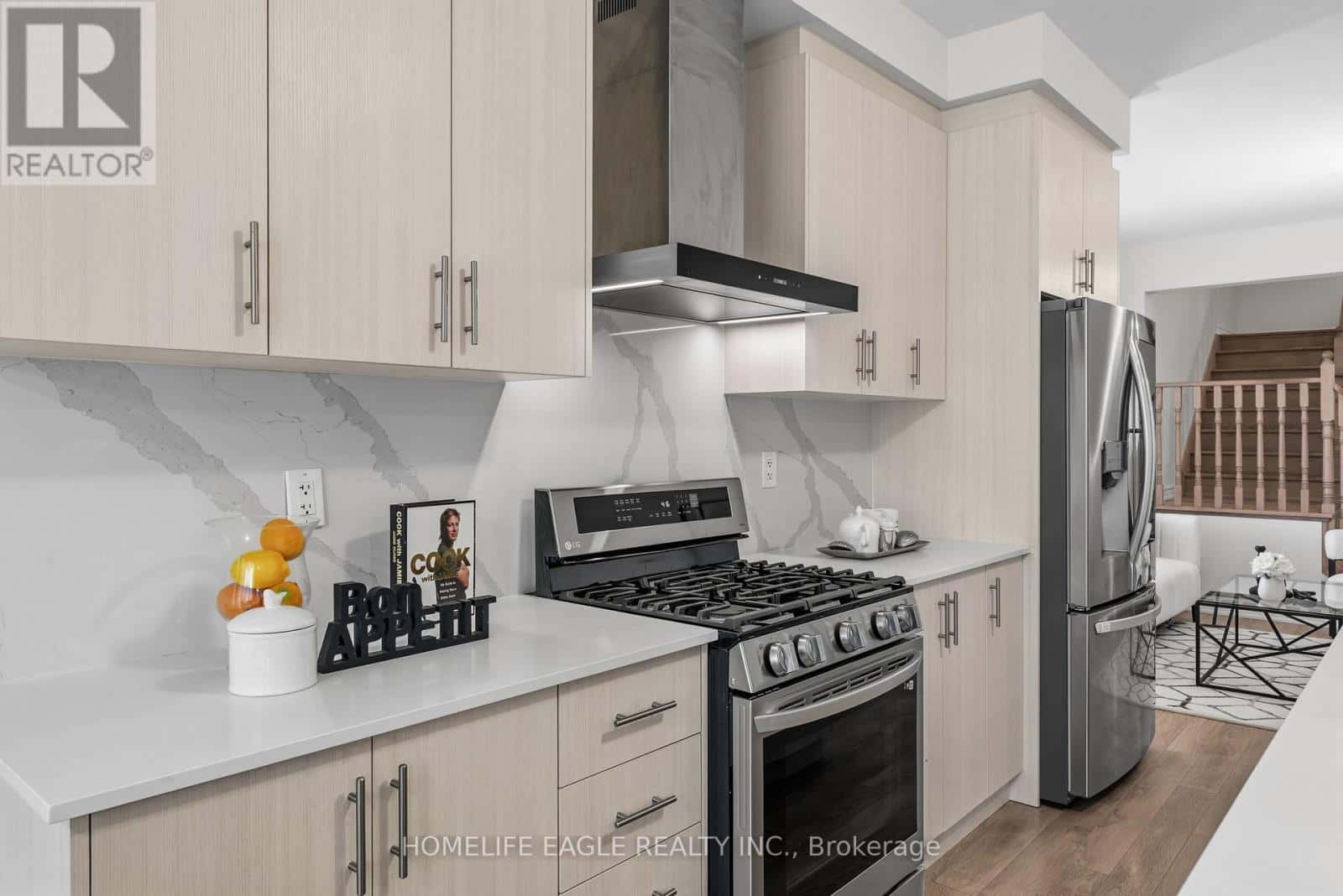 20 VIOLA STREET — East Gwillimbury (Sharon), Ontario - Photo 5 of 28