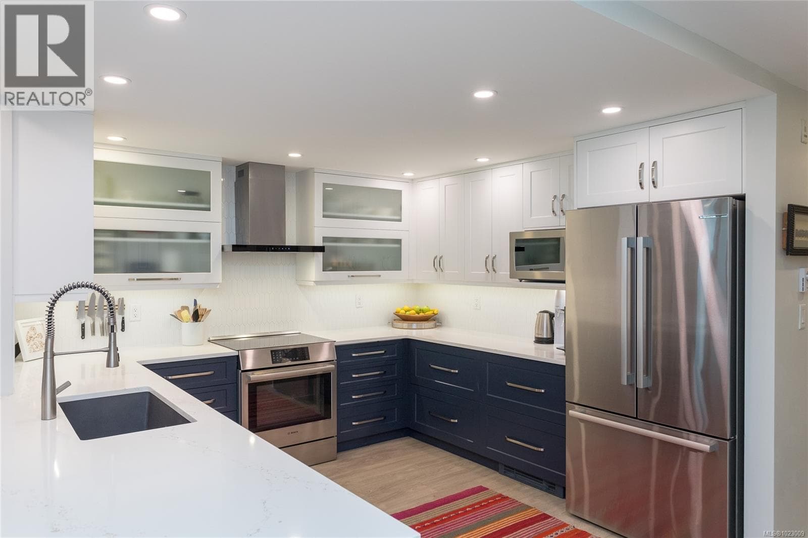 1A 9851 Second St — Sidney, British Columbia - Main photo