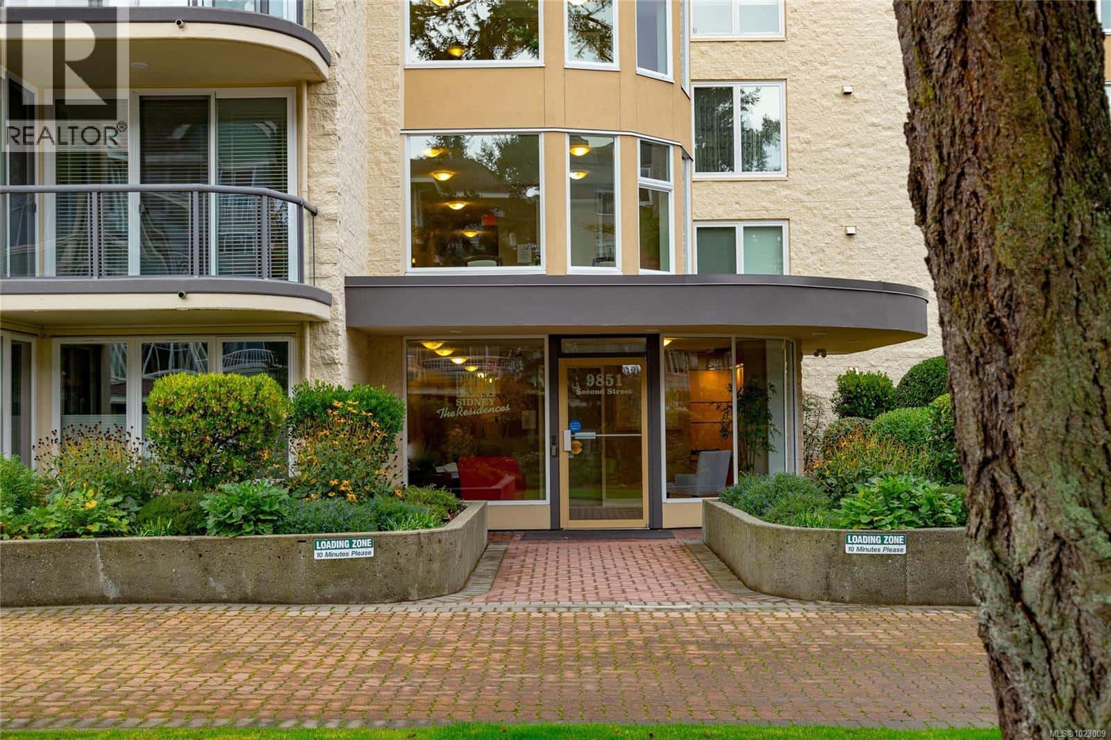 1A 9851 Second St — Sidney, British Columbia - Photo 2 of 51