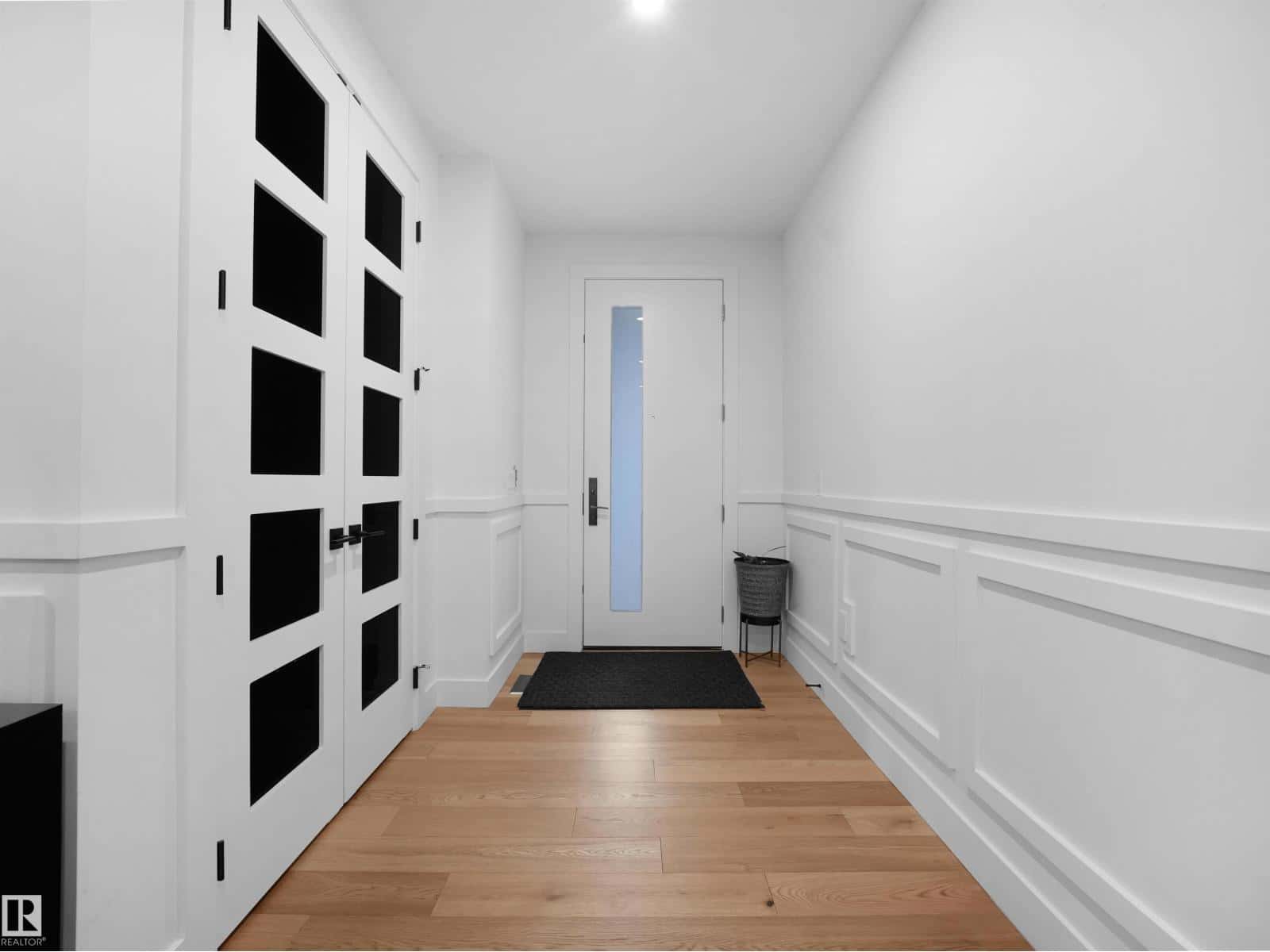 2928 1 AV SW — Edmonton, Alberta - Photo 4 of 67