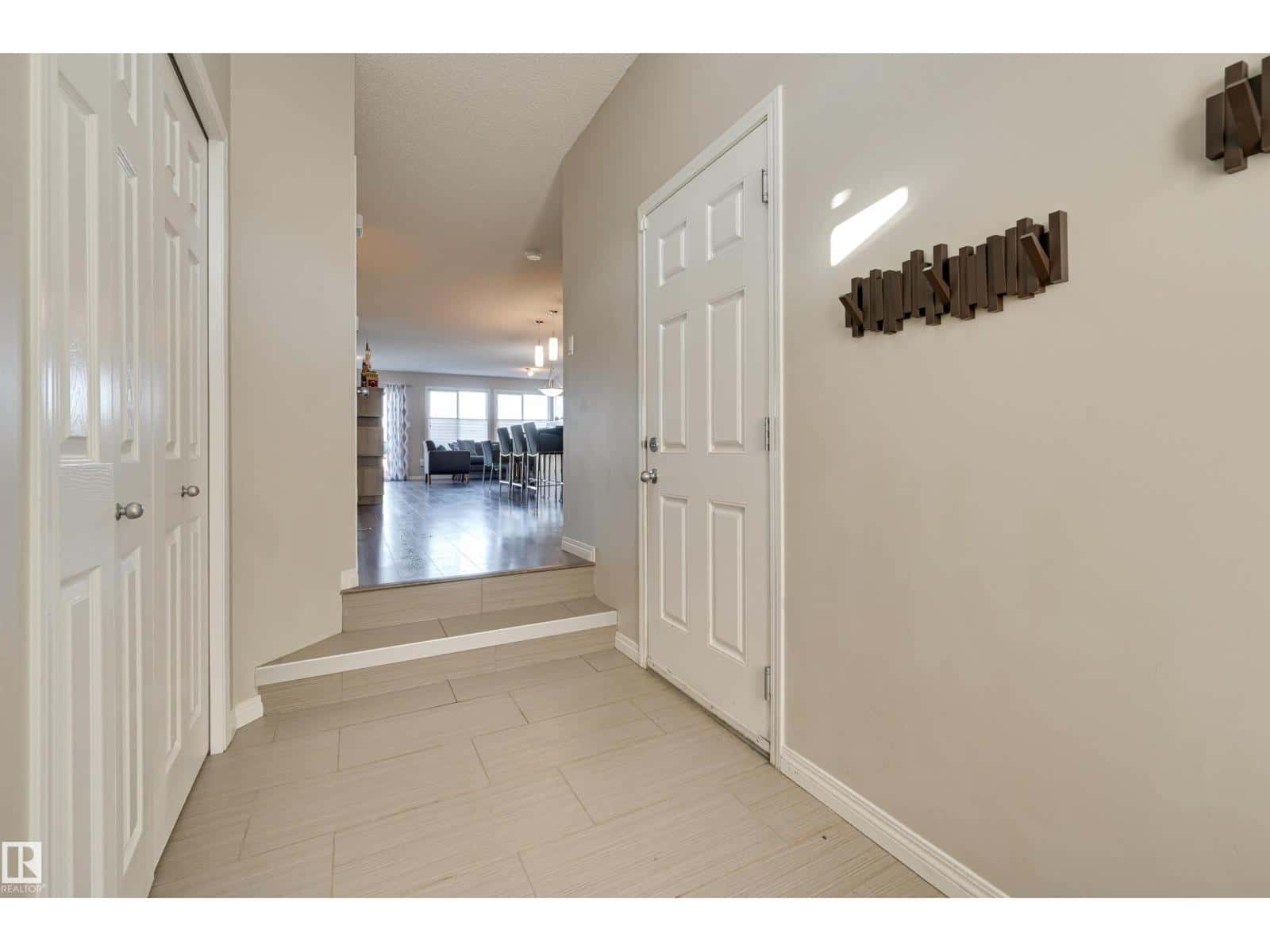 2720 COUGHLAN GREEN GR SW — Edmonton, Alberta - Photo 4 of 35