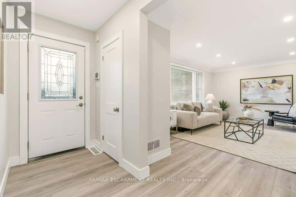 590 CUMBERLAND AVENUE — Burlington (Roseland), Ontario - Photo 3 of 47