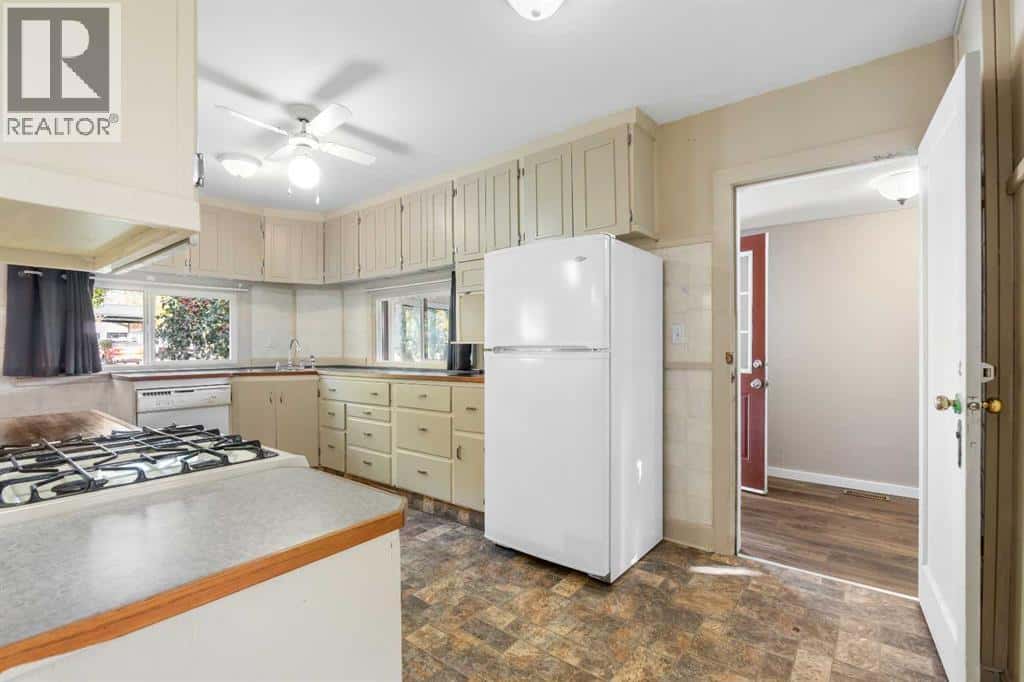 4801 50 Avenue — Mayerthorpe, Alberta - Photo 5 of 32