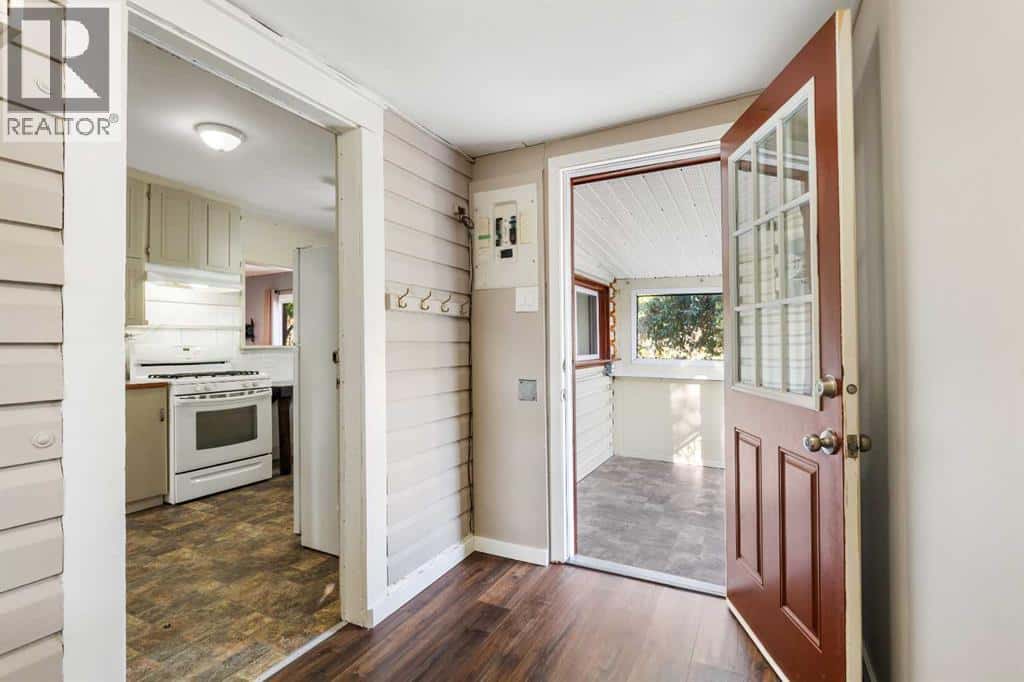 4801 50 Avenue — Mayerthorpe, Alberta - Photo 4 of 32