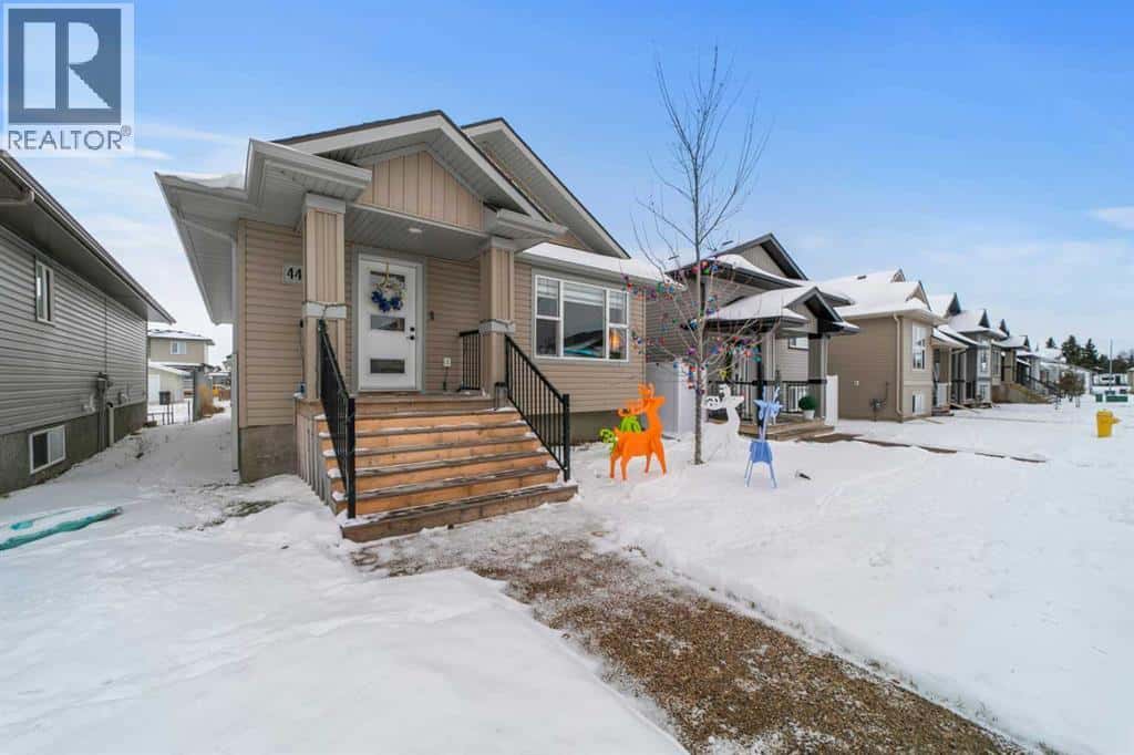 4419 75 Street — Camrose, Alberta - Photo 3 of 28