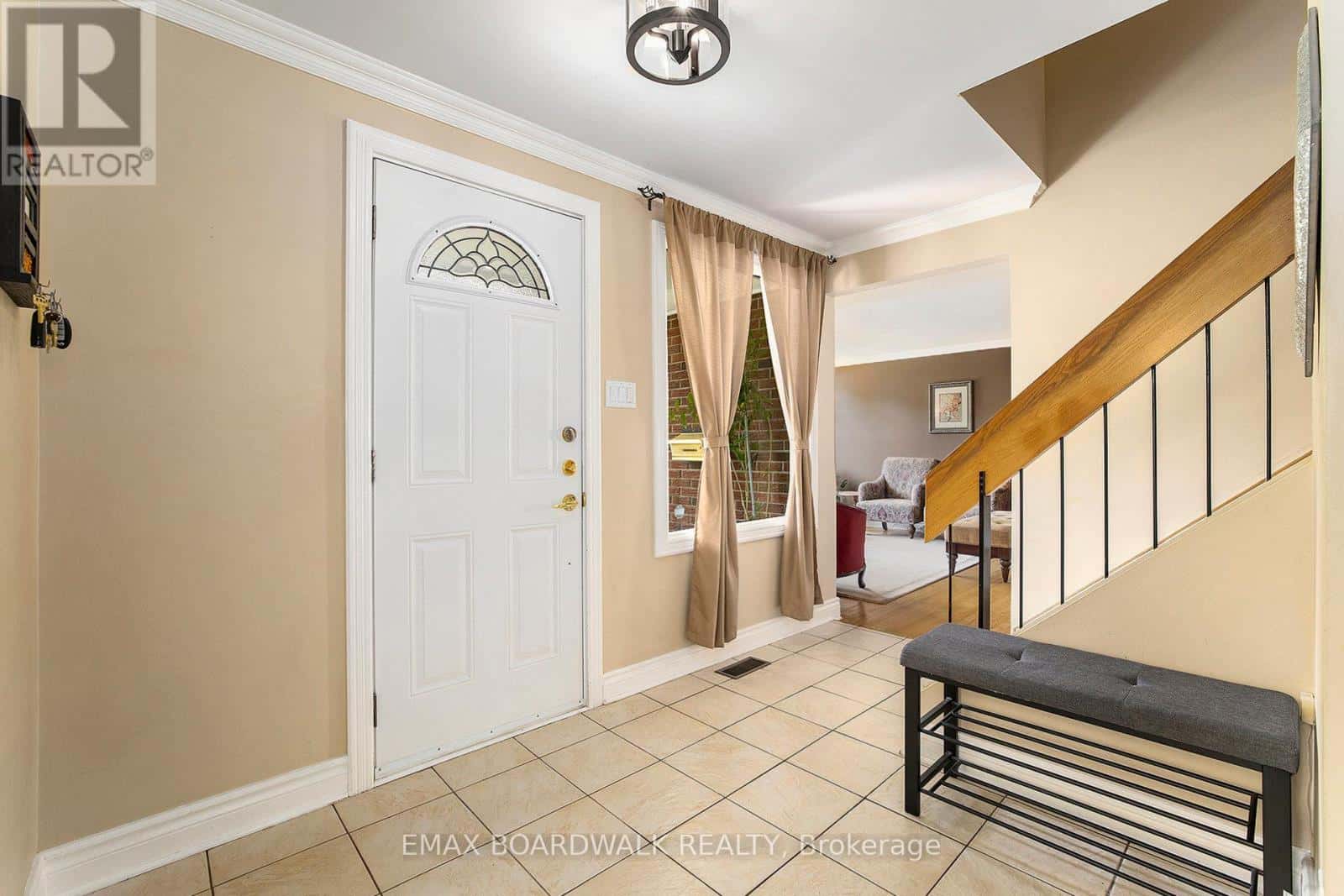 23 SIOUX CRESCENT — Ottawa, Ontario - Photo 4 of 32