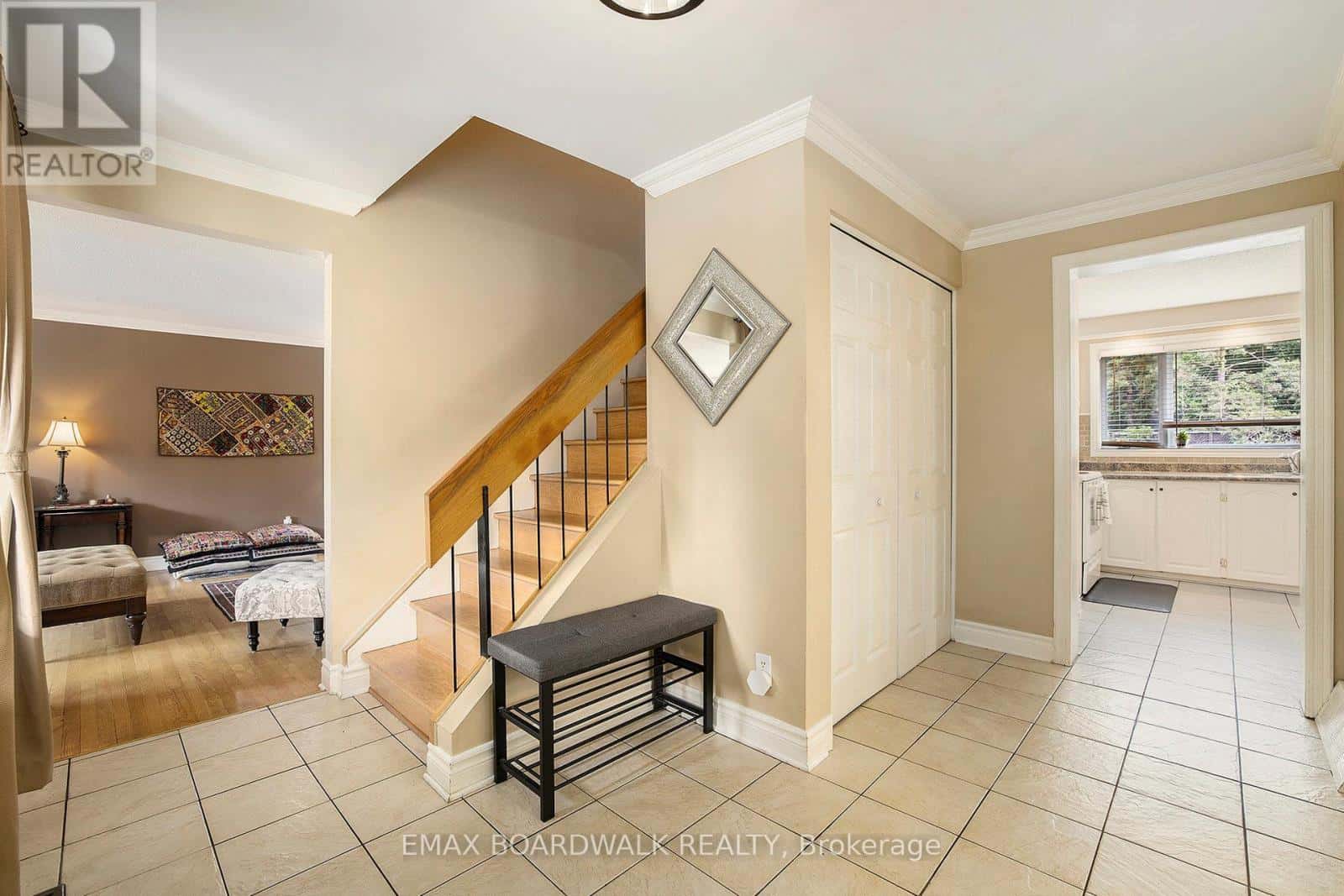 23 SIOUX CRESCENT — Ottawa, Ontario - Photo 5 of 32