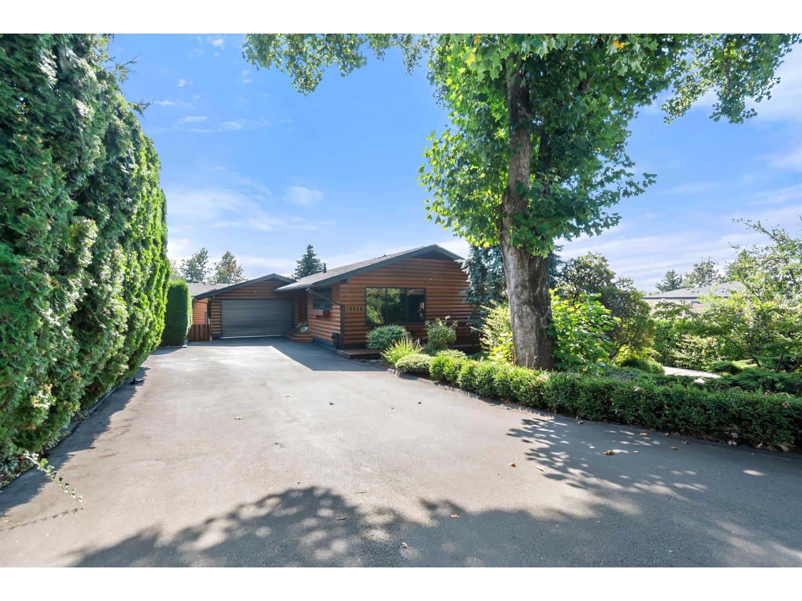 18058 57A AVENUE — Surrey, British Columbia - Photo 2 of 40