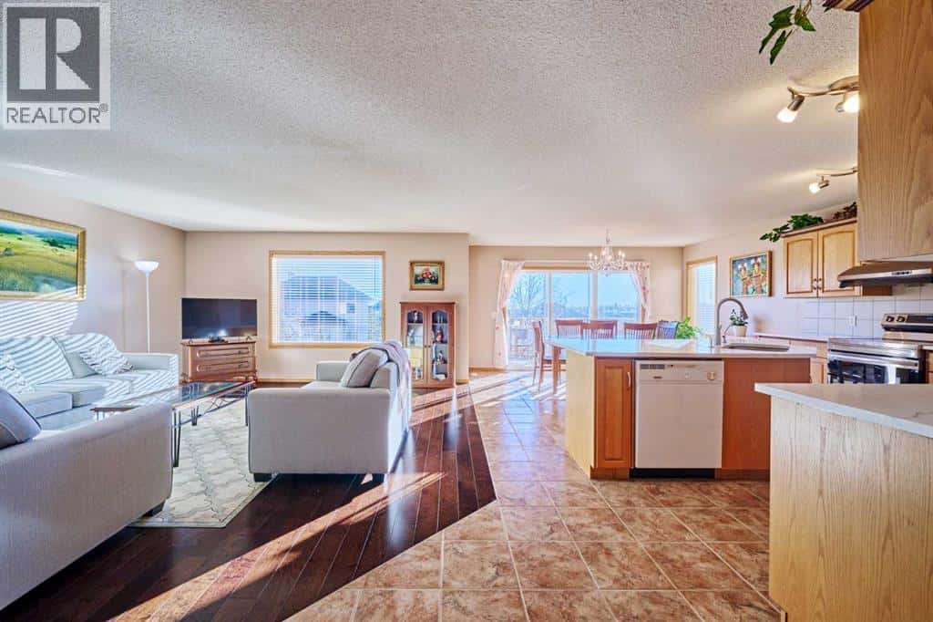 60 Edgeridge Close NW — Calgary, Alberta - Photo 4 of 40