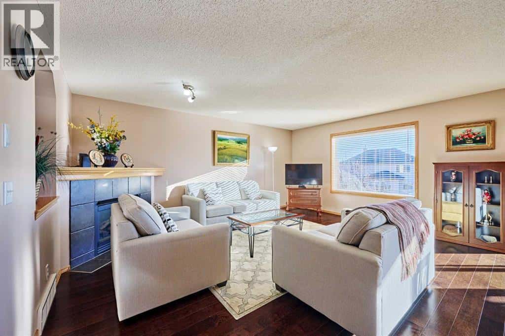 60 Edgeridge Close NW — Calgary, Alberta - Photo 5 of 40