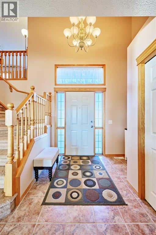 60 Edgeridge Close NW — Calgary, Alberta - Photo 3 of 40