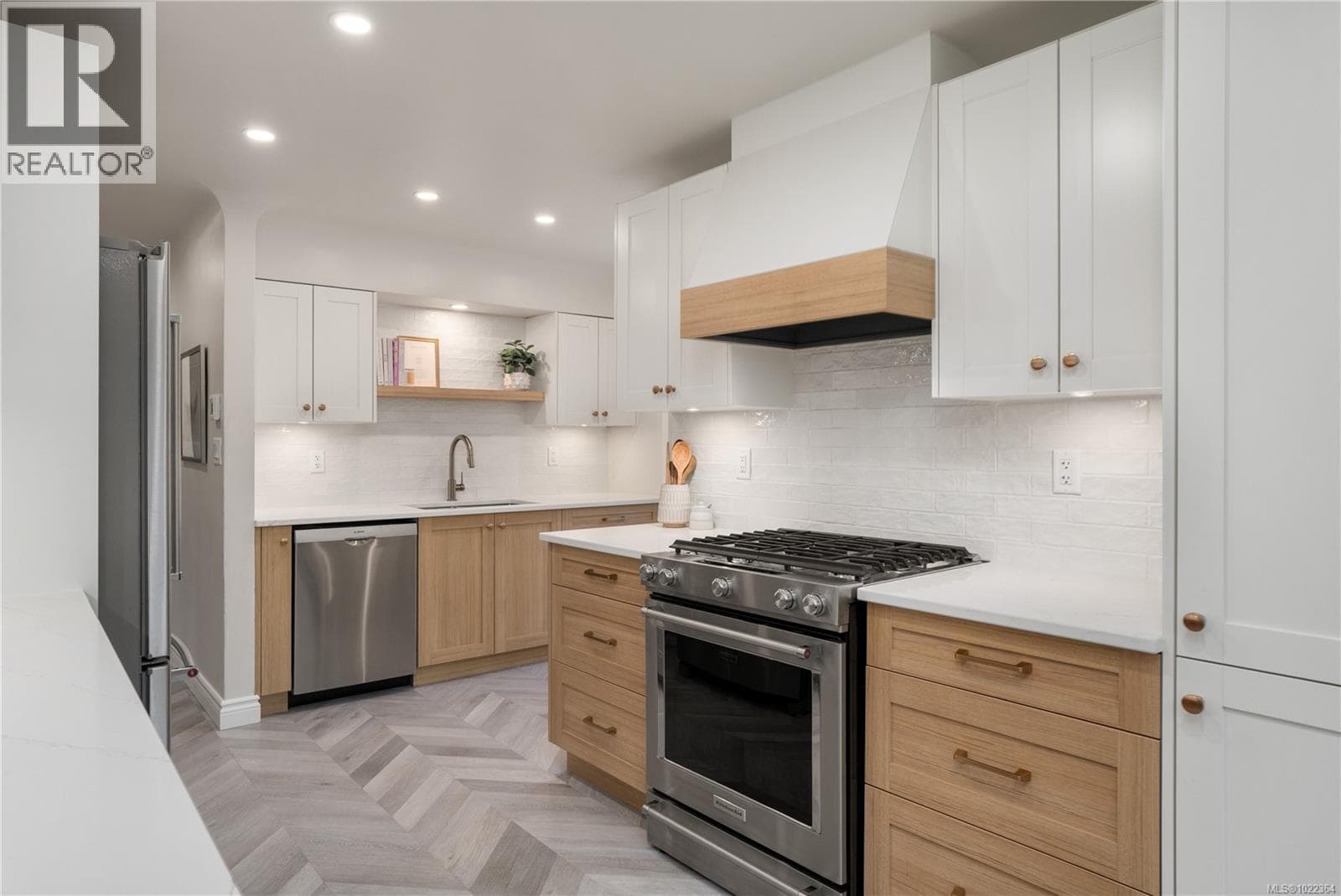 610 Baker St — Saanich, British Columbia - Main photo