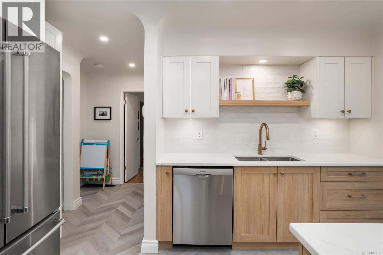 610 Baker St — Saanich, British Columbia - Photo 2 of 31