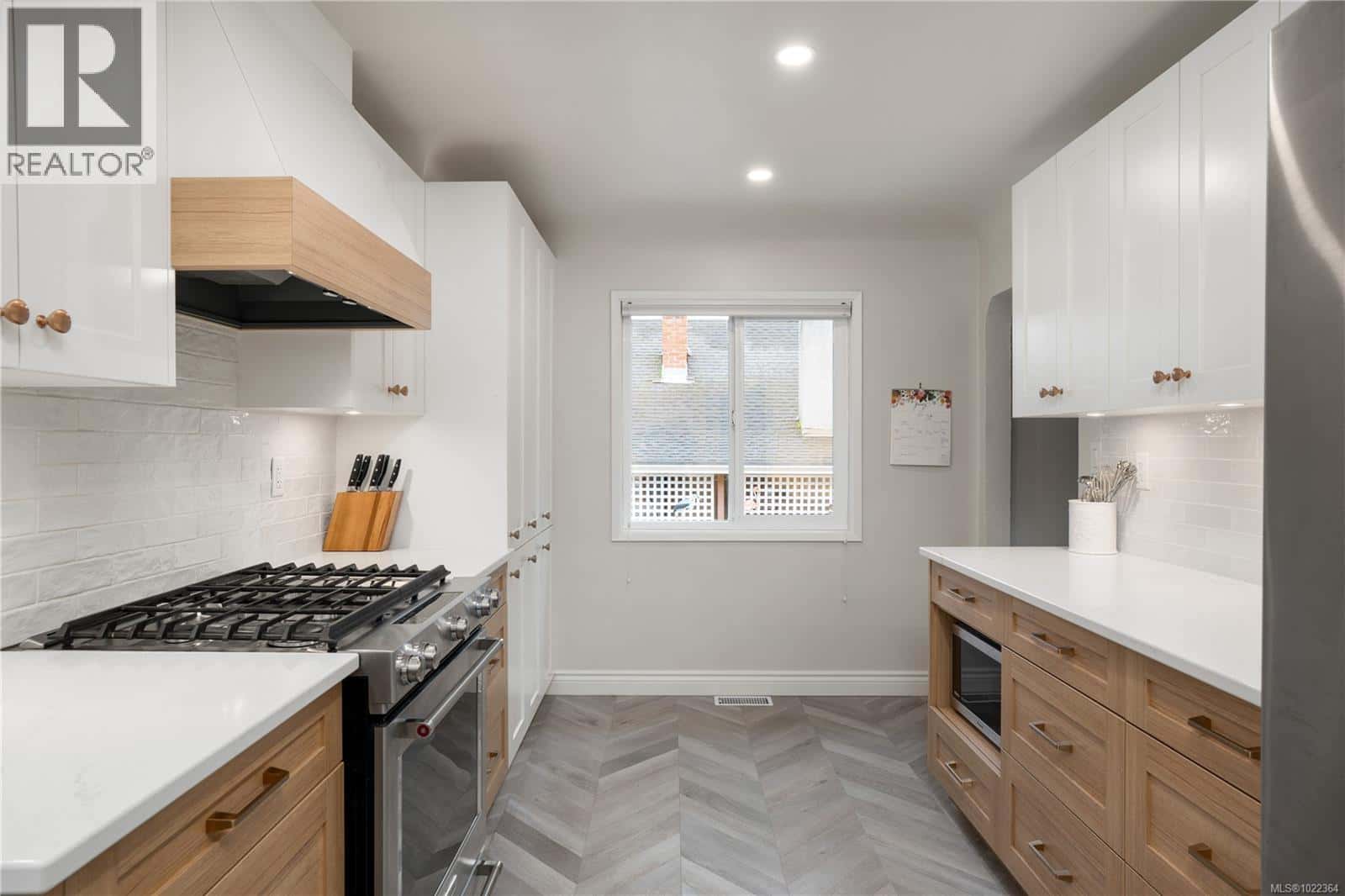 610 Baker St — Saanich, British Columbia - Photo 5 of 31