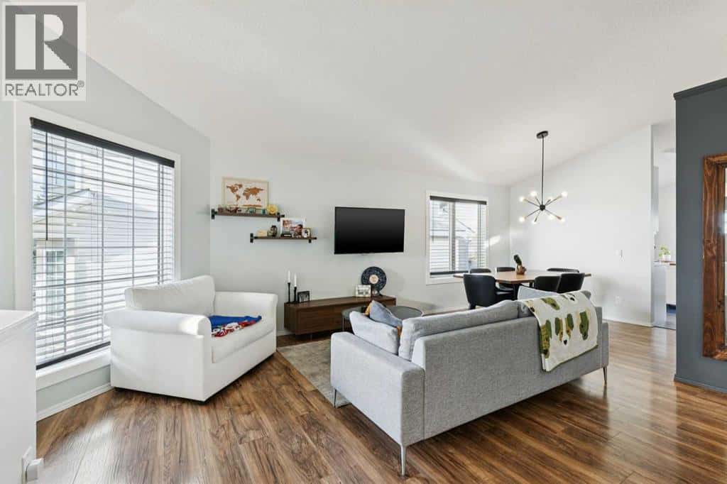 103 Hawkmount Green NW — Calgary, Alberta - Photo 5 of 34