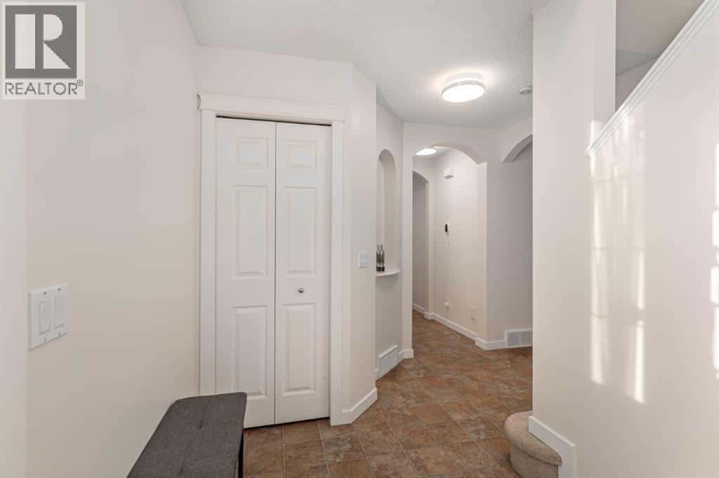 38 Evansbrooke Manor NW — Calgary, Alberta - Photo 4 of 41