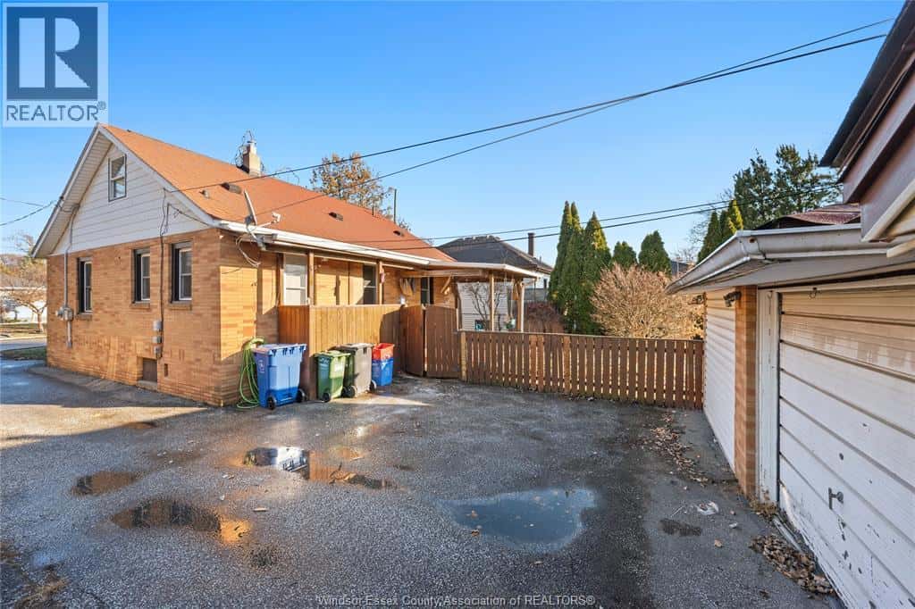 1987 Buckingham — Windsor, Ontario - Photo 4 of 30