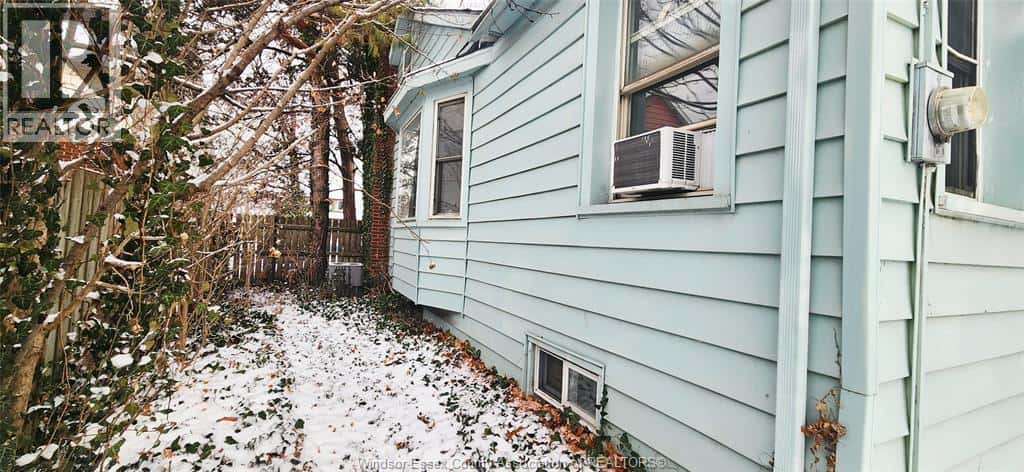 559 VANIER STREET — Windsor, Ontario - Photo 2 of 24