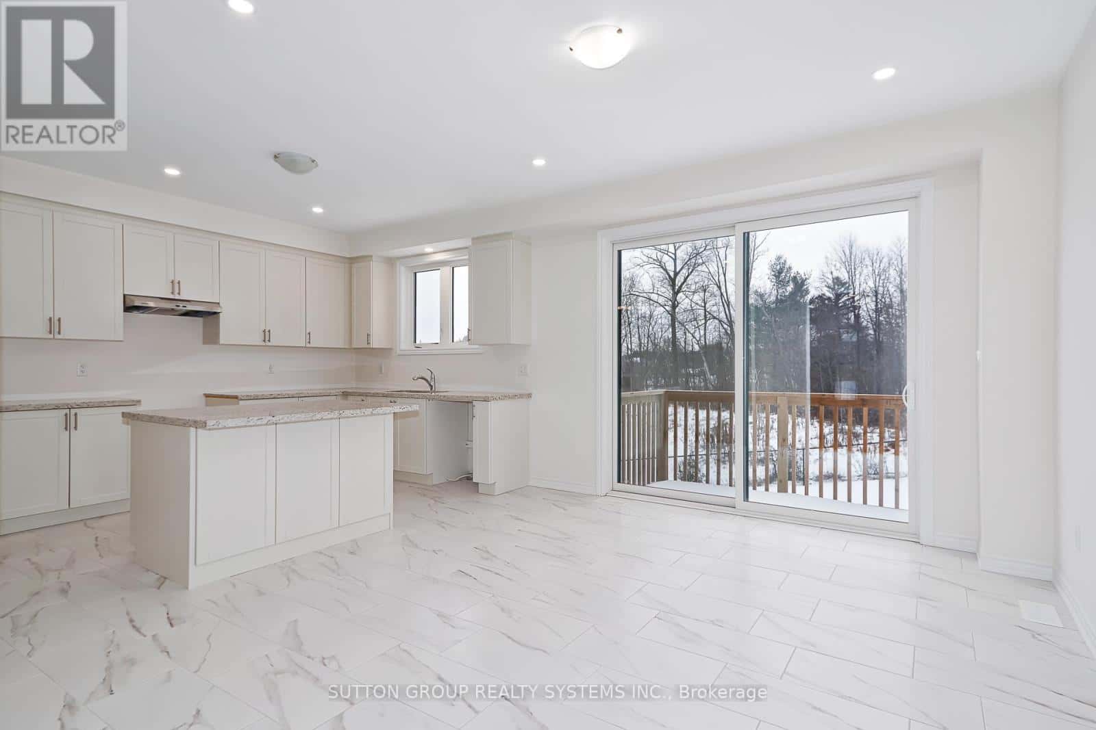 176 ROSEANNE CIRCLE — Wasaga Beach, Ontario - Photo 3 of 29