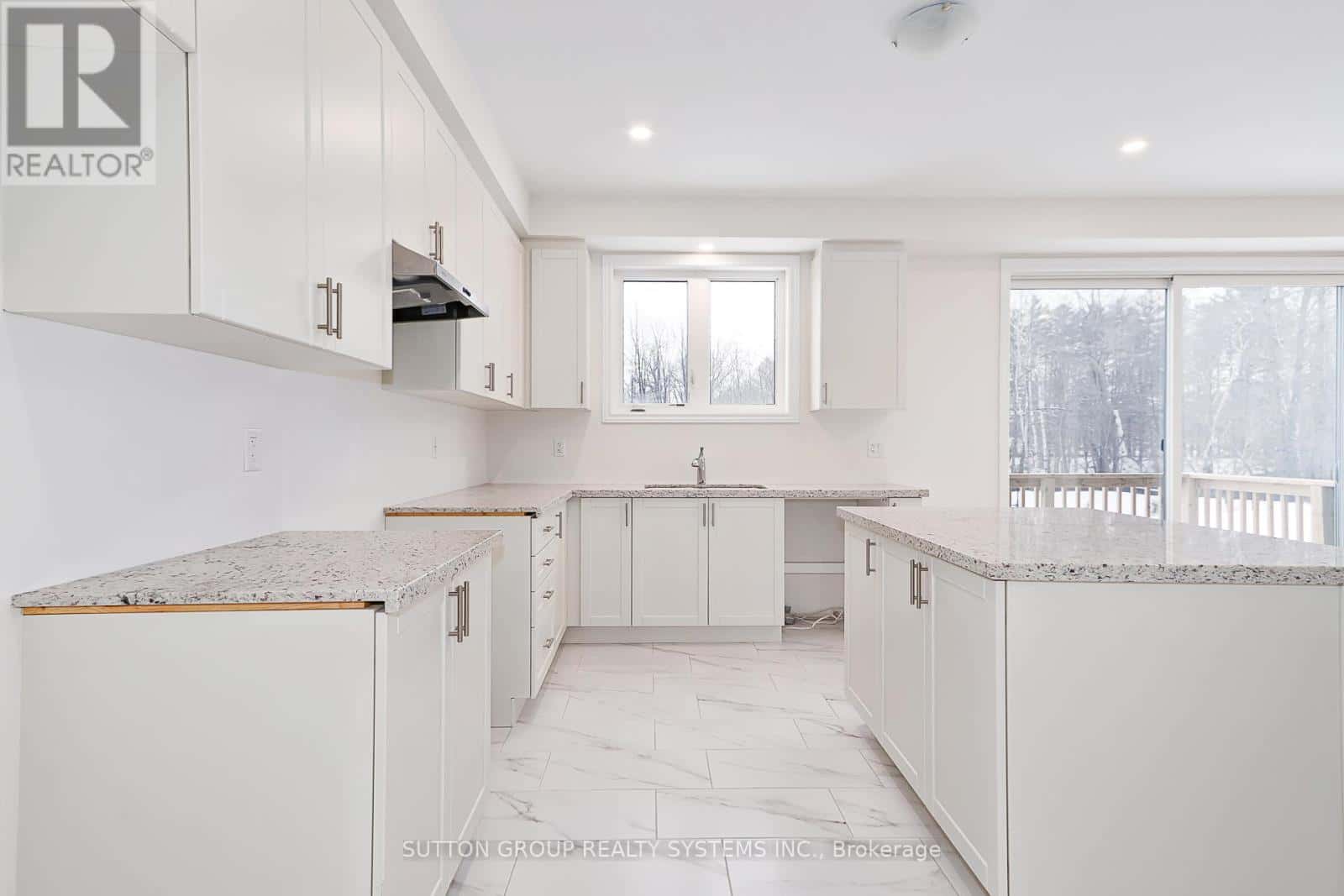 176 ROSEANNE CIRCLE — Wasaga Beach, Ontario - Photo 5 of 29