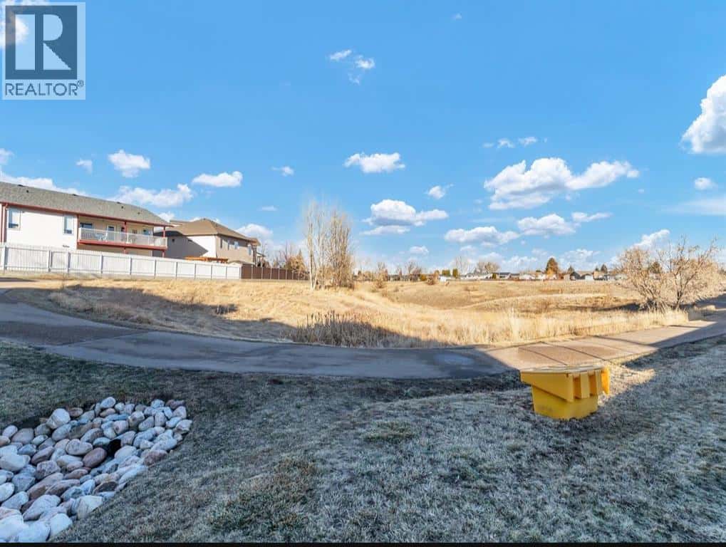 28 Saamis Close SW — Medicine Hat, Alberta - Photo 2 of 41