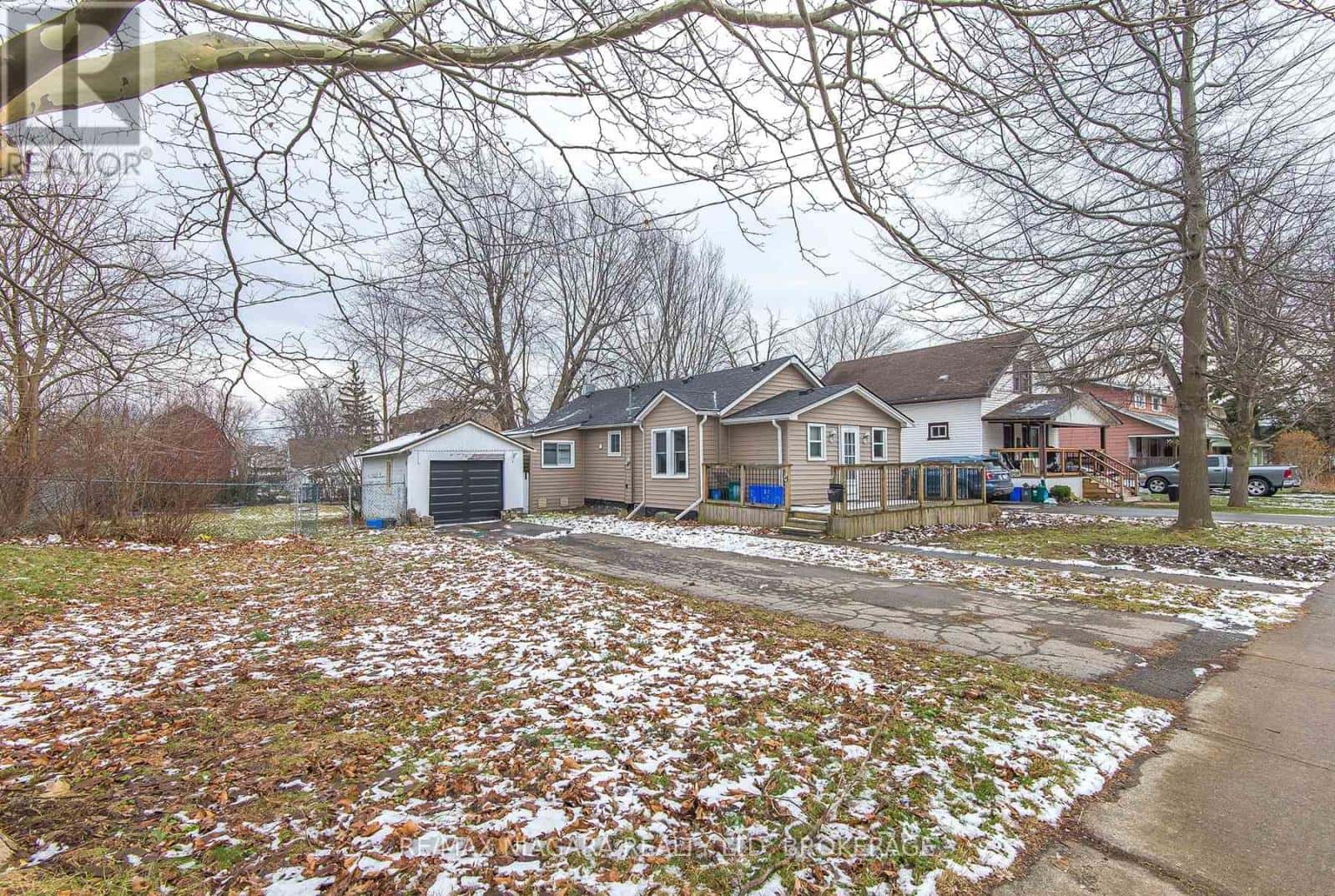 243 NORTH STREET N — Fort Erie (Central), Ontario - Photo 2 of 22