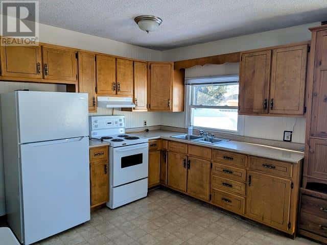 35 Keith AVE — Dryden, Ontario - Photo 2 of 15