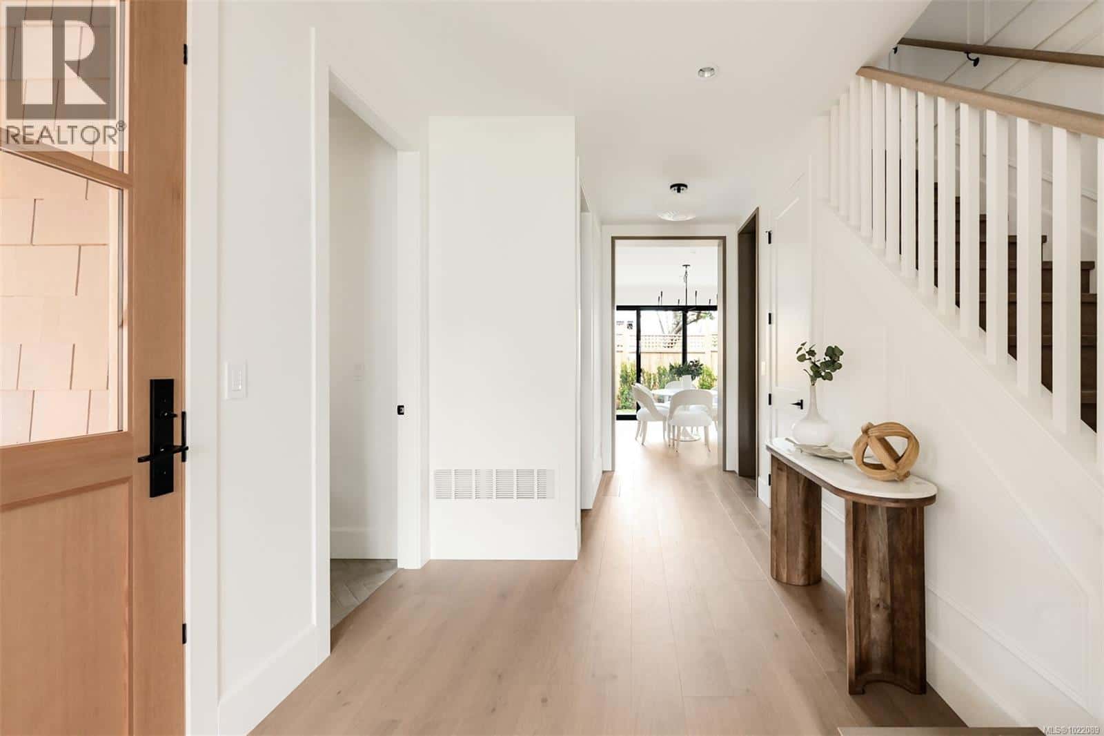 1039 Falkland Rd — Oak Bay, British Columbia - Photo 2 of 77