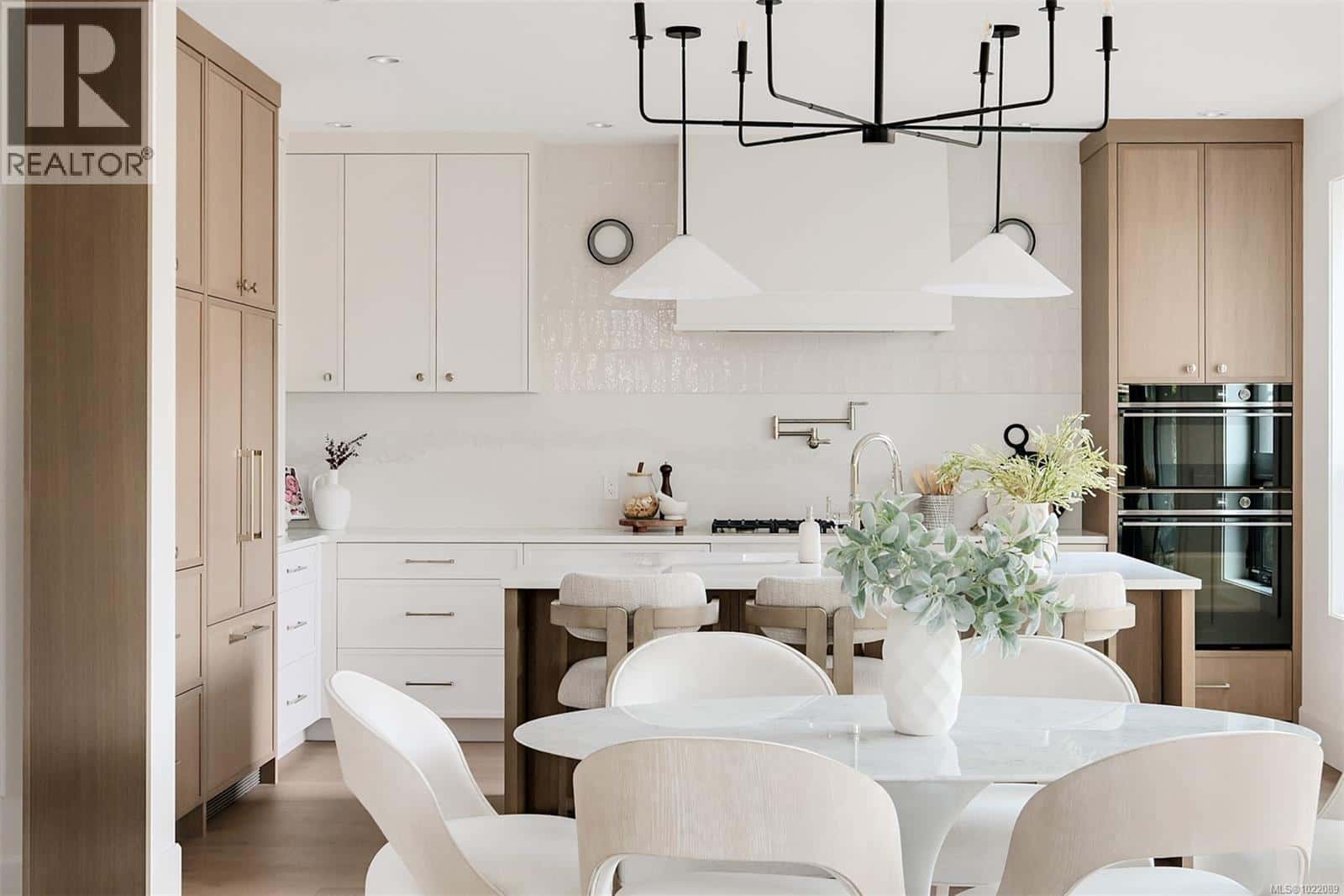 1039 Falkland Rd — Oak Bay, British Columbia - Photo 5 of 77