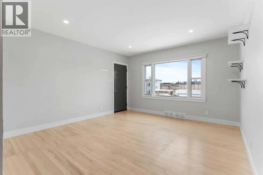 2209 Westmount Road NW — Calgary, Alberta - Photo 3 of 33