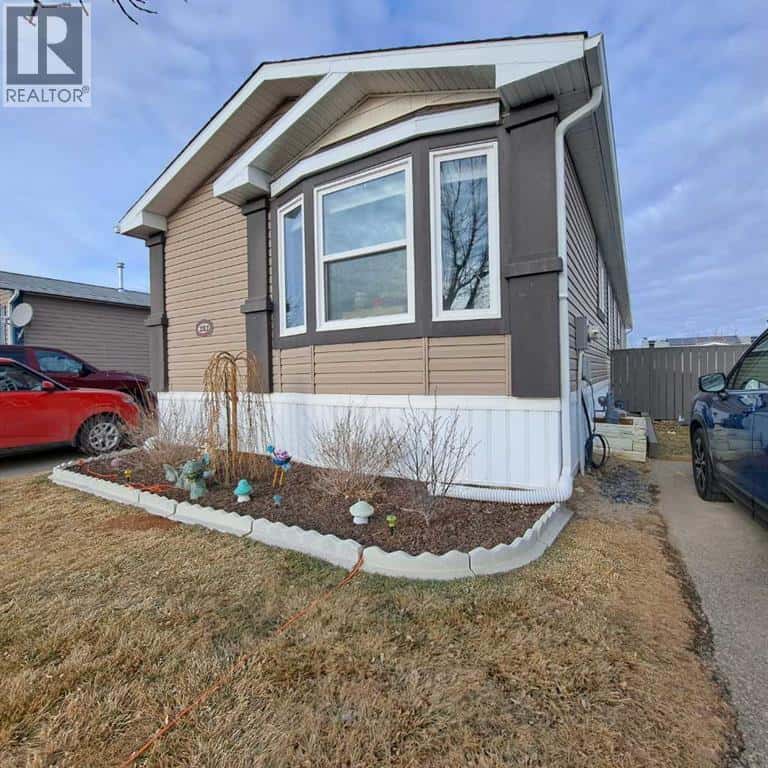 212 Engineer Avenue — Coaldale, Alberta - Photo 2 of 35