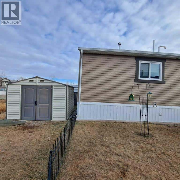 212 Engineer Avenue — Coaldale, Alberta - Photo 5 of 35