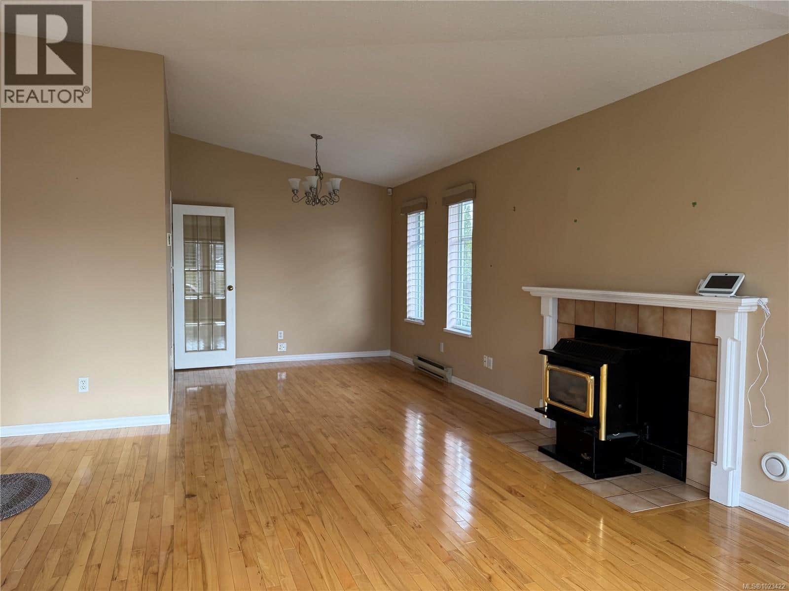 700 Georgia Dr - Photo 3 of 17, Campbell River, British Columbia