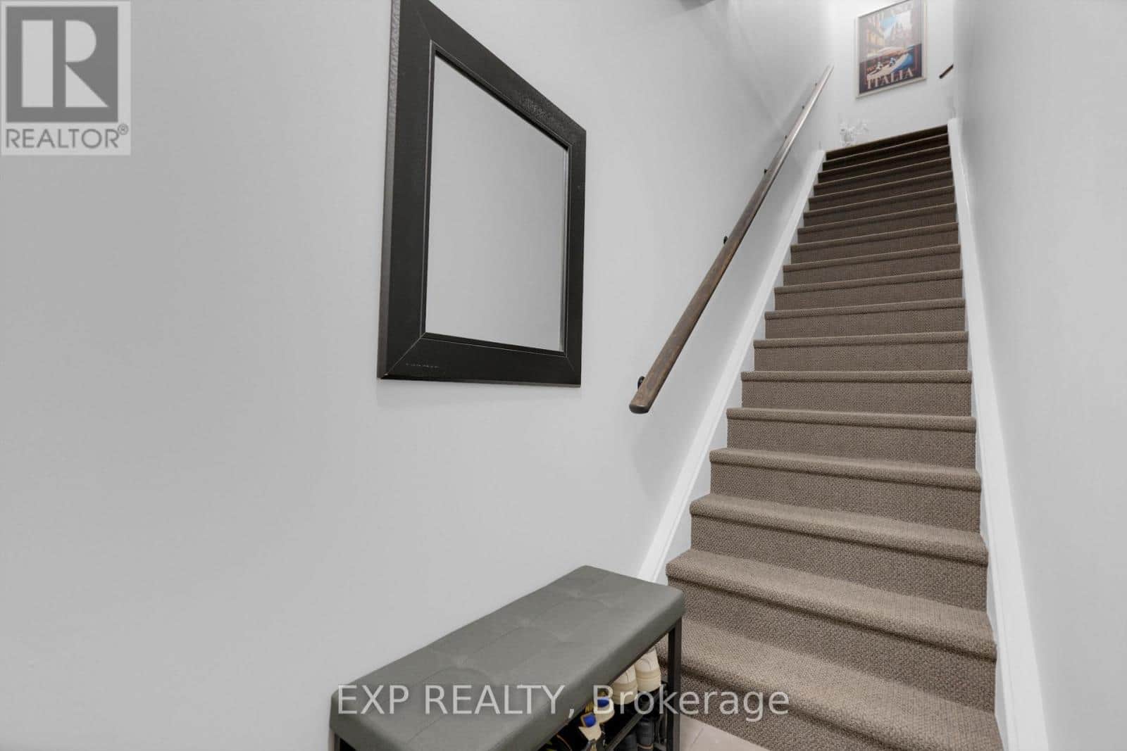 112 - 600 ALEX GARDNER CIRCLE - Photo 2 of 29, Aurora (Aurora Village), Ontario