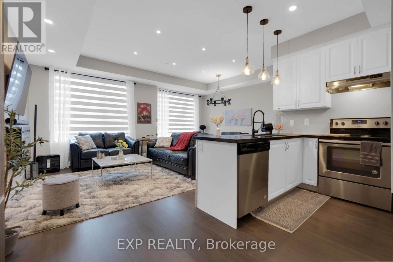 112 - 600 ALEX GARDNER CIRCLE - Photo 3 of 29, Aurora (Aurora Village), Ontario