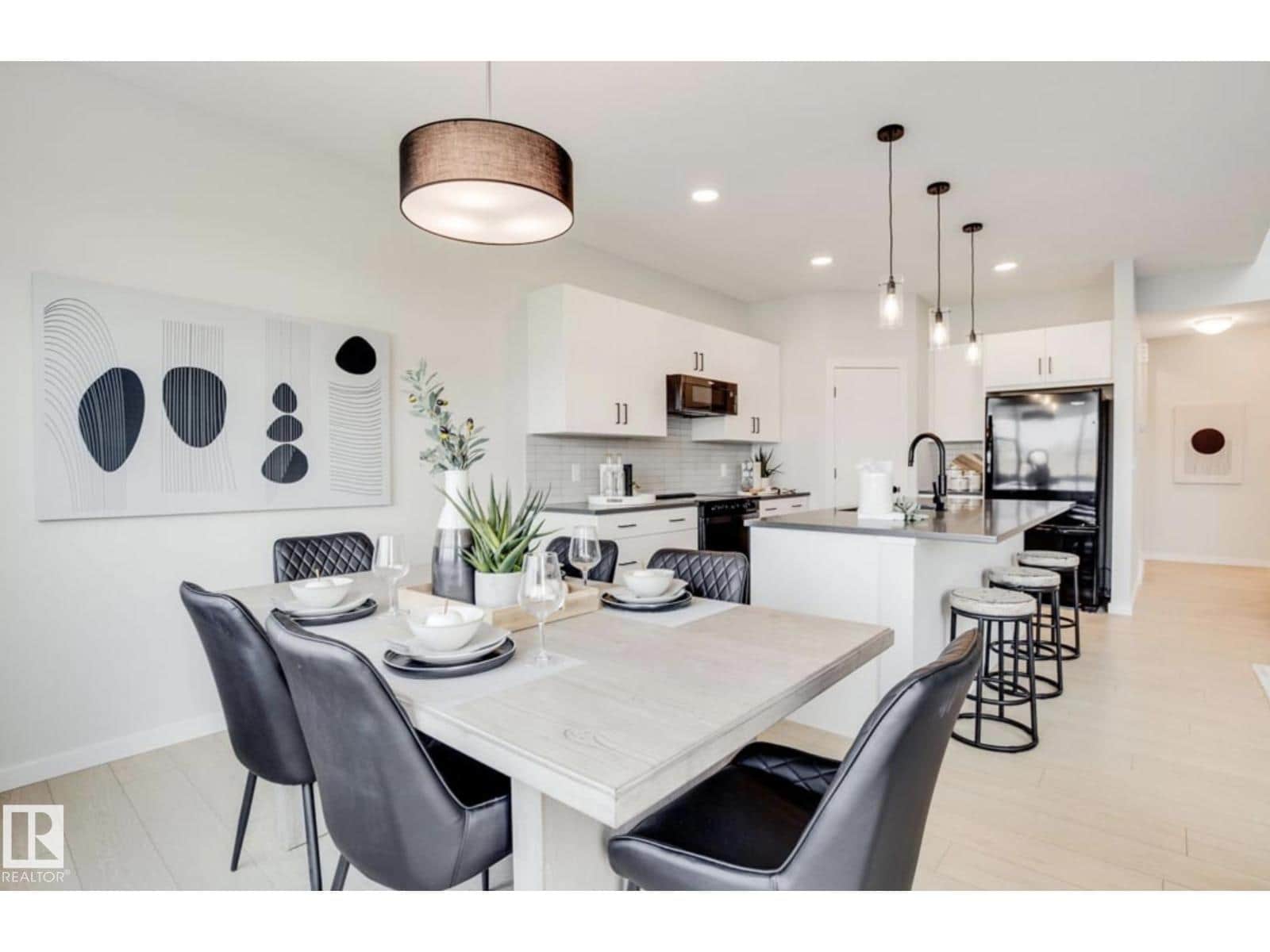 6923 51 AV - Photo 4 of 15, Beaumont, Alberta