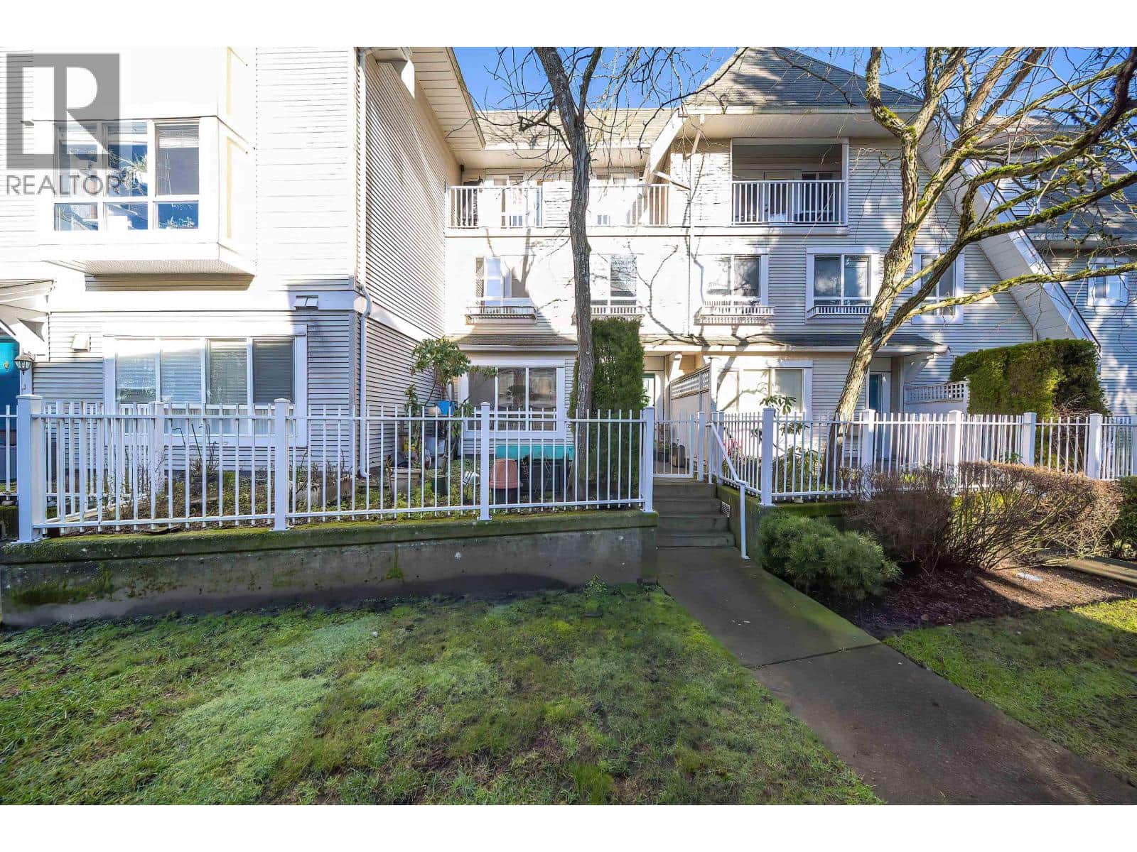 54 6577 SOUTHOAKS CRESCENT - Photo 4 of 31, Burnaby, British Columbia