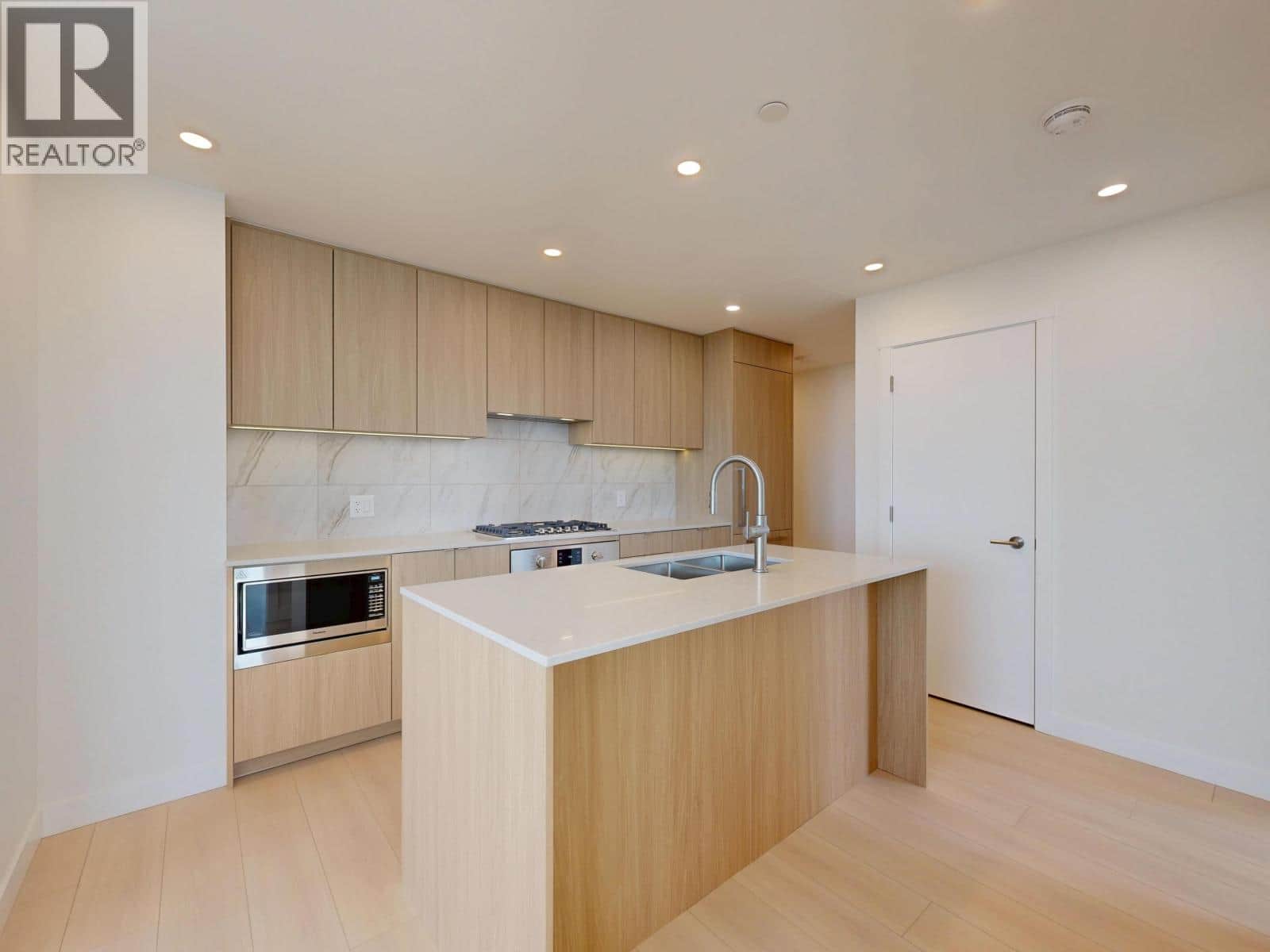 902 626 CLAREMONT STREET - Photo 5 of 21, Coquitlam, British Columbia