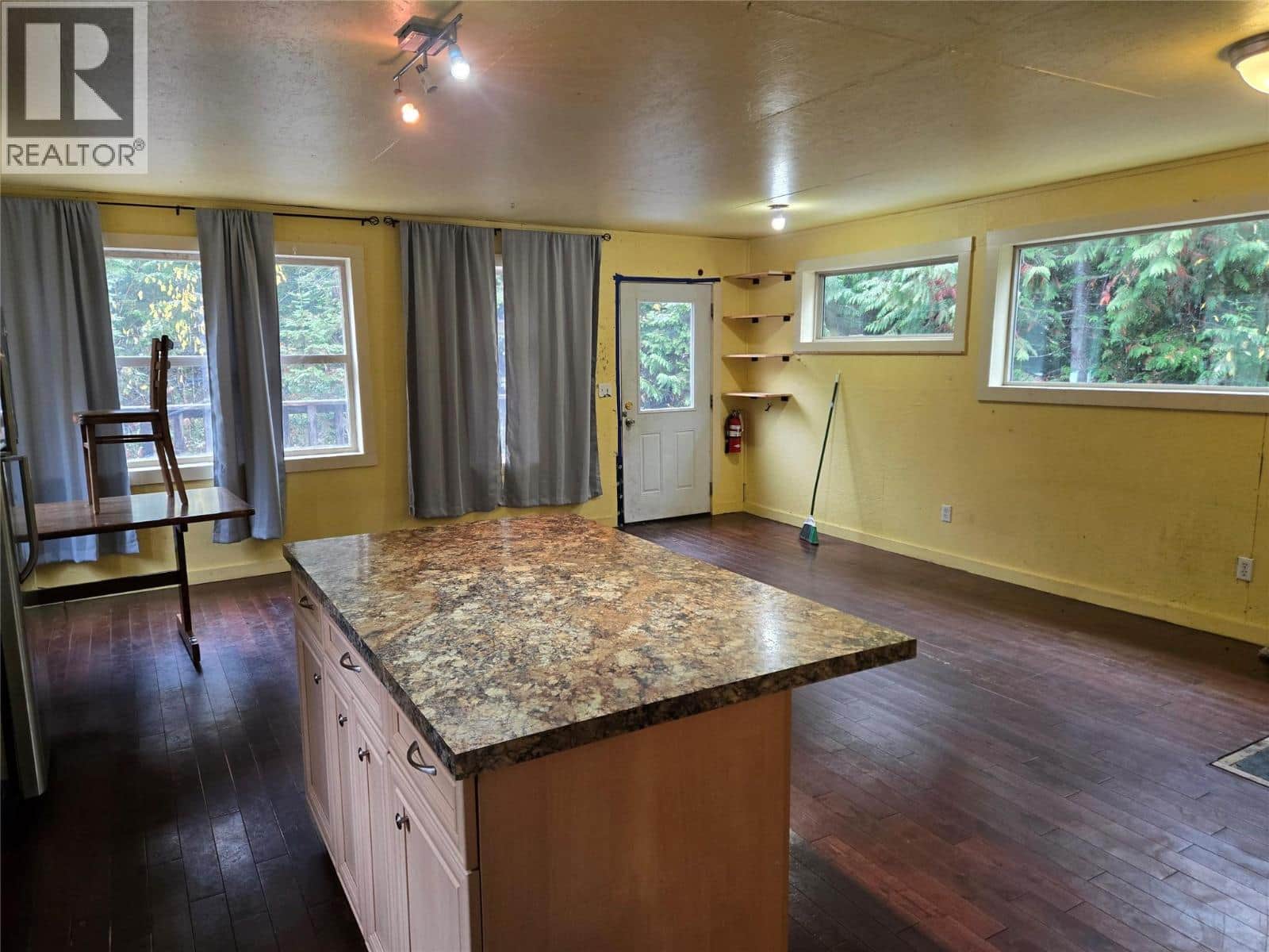 6654 Zeeben Road - Photo 5 of 30, Ymir, British Columbia